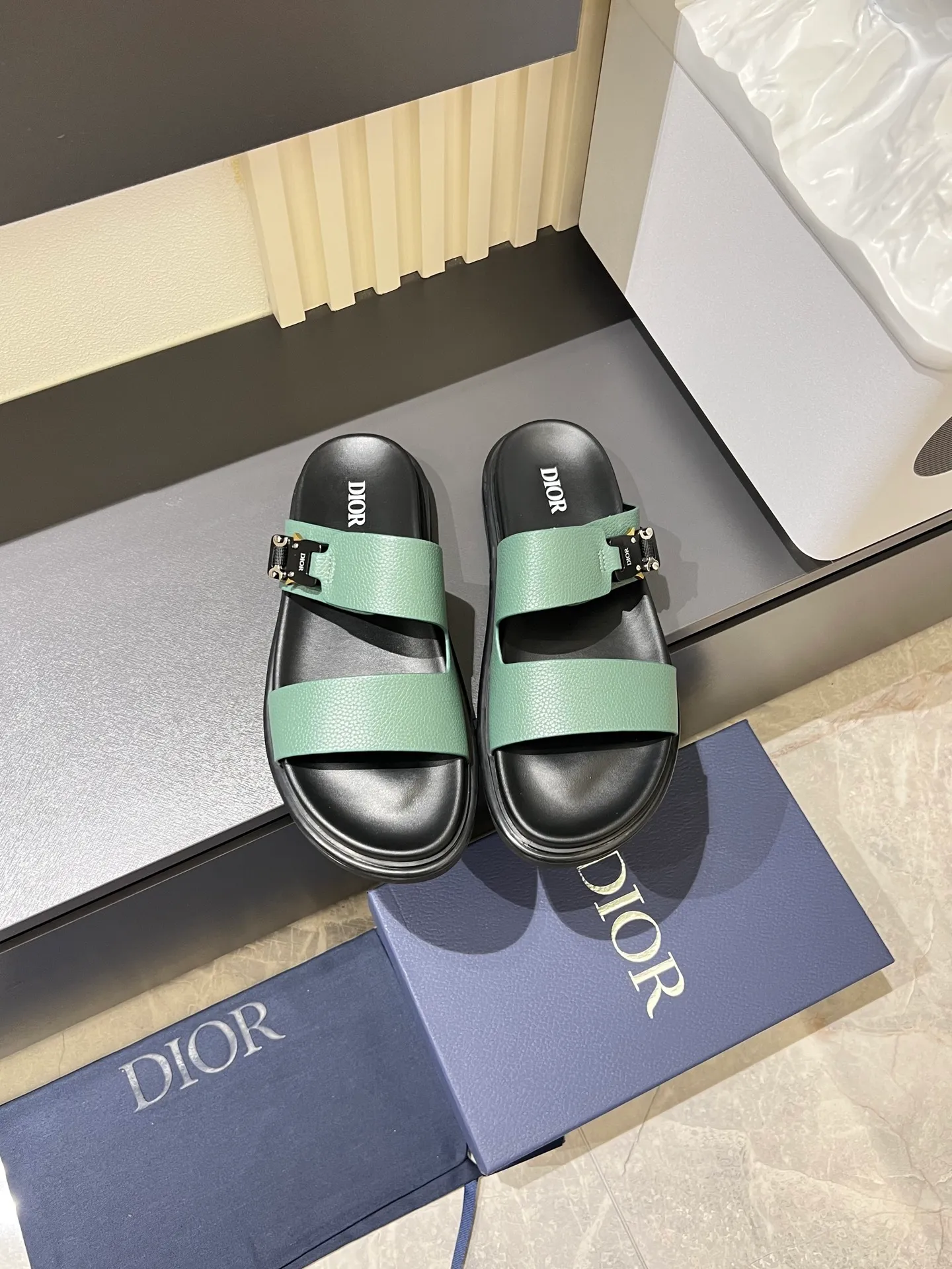 Men's Men's Shoes 💰p320 Dio* Men's Sandals Slippers. Showcasing Dior haute couture design. The Dior gray suede strap is accented with an aluminum Dior buckle for added style. Paired with a comfortable tonal notch sole, they pair easily with shorts or jeans for a sophisticated look. Main body: suede cow leather, technical fabric lining: cow leather, with adjustable straps, aluminum Dior buckle, Dior gray EVA insole, tonal notched rubber outsole splicing structure, size: 38-44 (customized at 45.46)